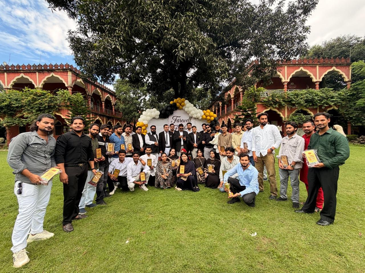 हाशमी लॉ कॉलेज में एलएलबी व बीएएलएलबी अंतिम वर्ष के विद्यार्थियों को दी गई भावभीनी विदाई