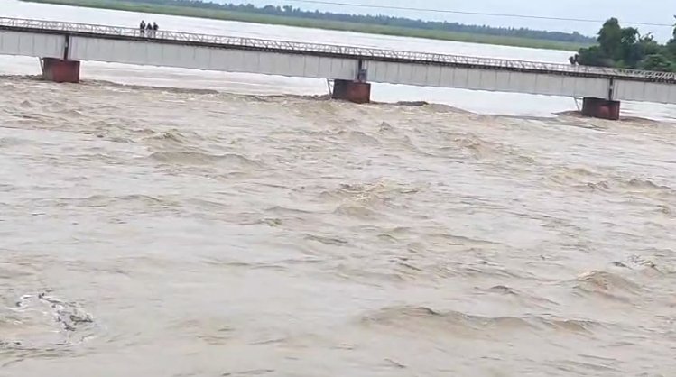 पलिया में खतरे के निशान से 35 सेंटीमीटर ऊपर बह रही शारदा नदी, बढ़ा बाढ़ का खतरा